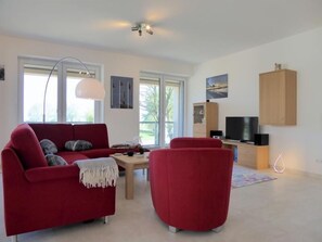 Flachbildfernseher, DVD-Player, Stereoanlage