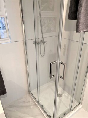 Douche, sèche-cheveux