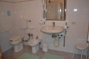 Triple Room | Bathroom | Free toiletries, hair dryer, bidet, towels - Albergo Elena (Pianoro)