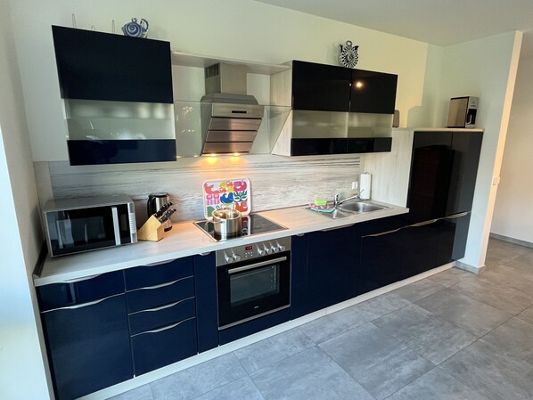 ثلاجة، ميكروويف، فرن، موقد طهي مسطح