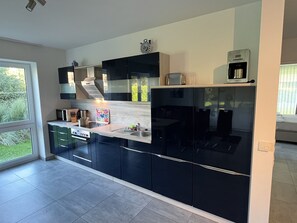 Kühlschrank, Mikrowelle, Ofen, Herdplatte