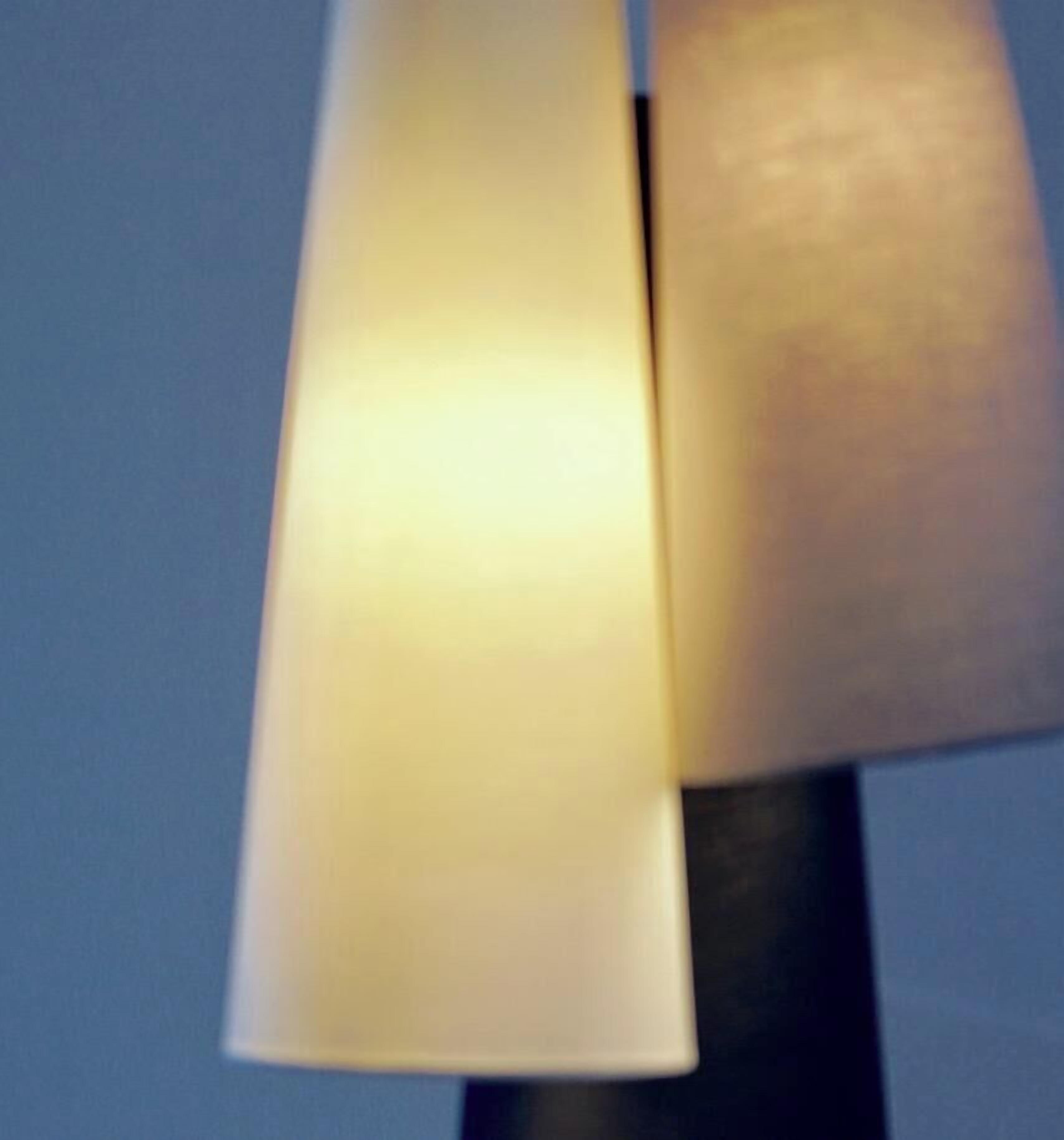 Une lampe, avec un mur en arrière-plan sur lequel on peut lire le texte « BON appétit ».