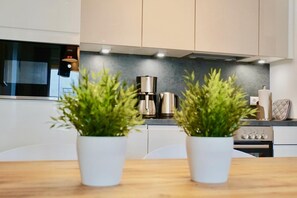 ثلاجة، ميكروويف، فرن، موقد طهي مسطح