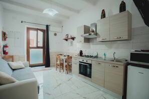 Fridge, oven, stovetop, coffee/tea maker