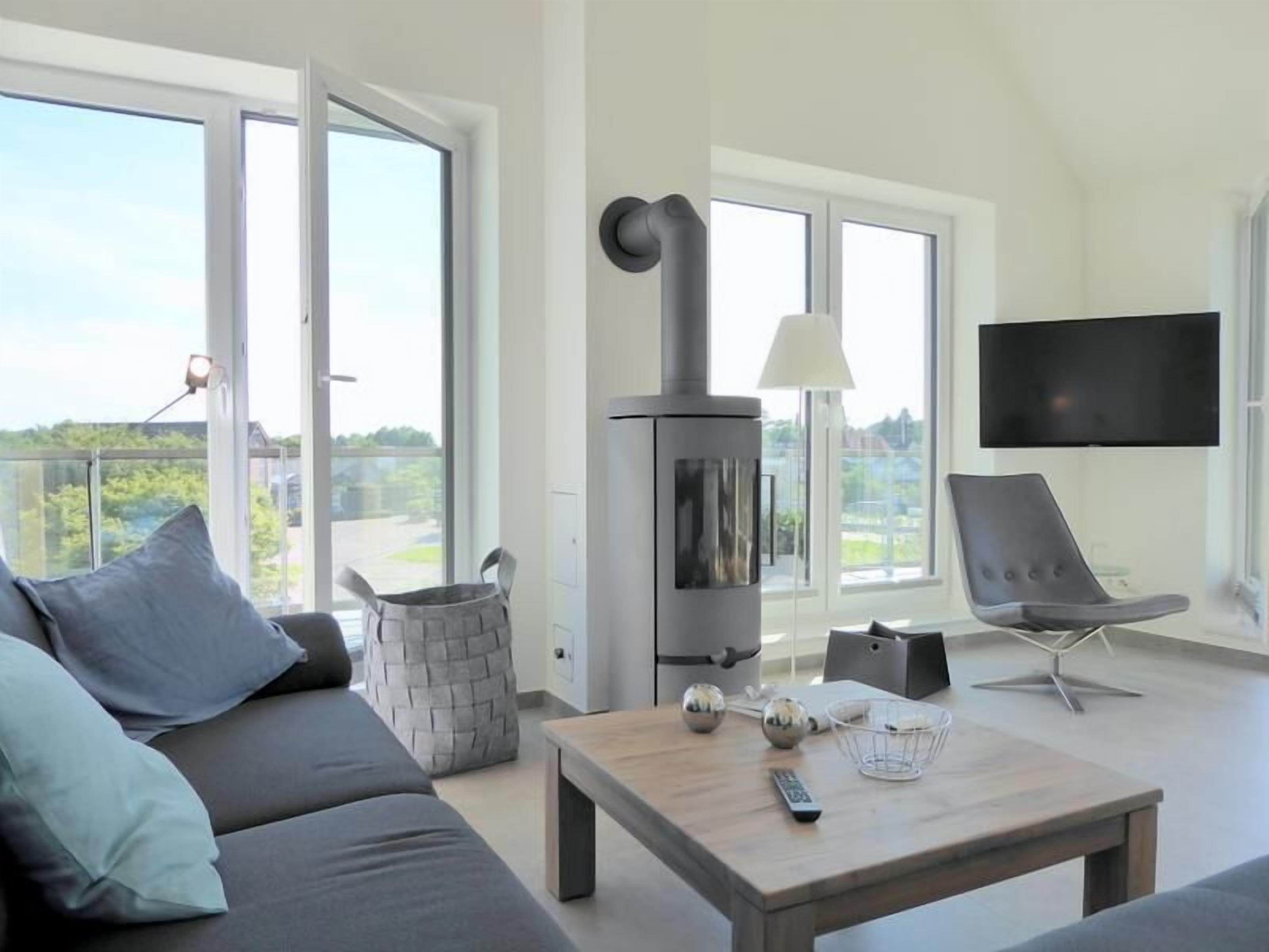 Flat-screen TV, fireplace, stereo