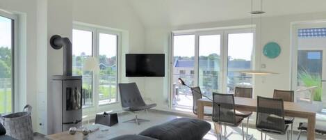 Flat-screen TV, fireplace, stereo