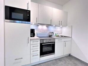 Kühlschrank, Mikrowelle, Ofen, Herdplatte