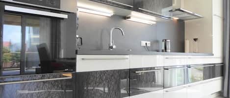 Køleskab, mikrobølgeovn, ovn, kogeplade