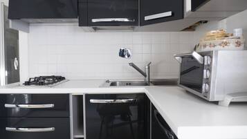 Apartamento, 1 quarto | Cozinha privada | Geladeira grande, cooktop, talheres/pratos/utensílios de cozinha
