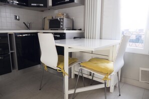 Apartment, 1 Bedroom | In-room dining