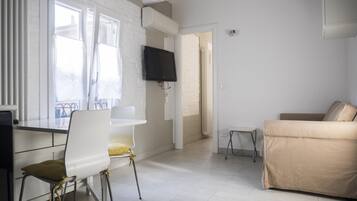 Apartamento, 1 quarto | Área de estar | TV de tela plana