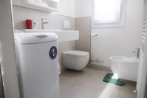 Apartment, 1 Bedroom | Bathroom | Shower, hair dryer, bidet, towels - Casa Bella San Martino (Bologna)