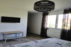 3 chambres, fer et planche à repasser, Wi-Fi gratuit