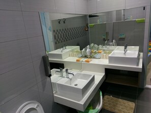 Dusche, Regendusche, kostenlose Toilettenartikel, Haartrockner