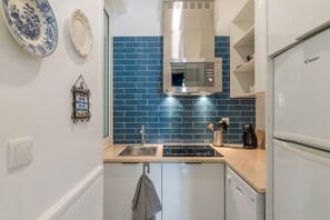 冷蔵庫、電子レンジ、オーブン、コンロ