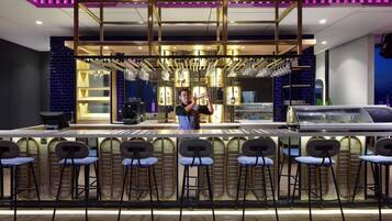 2 restaurantes; se sirve desayuno, almuerzo, cena y brunch
