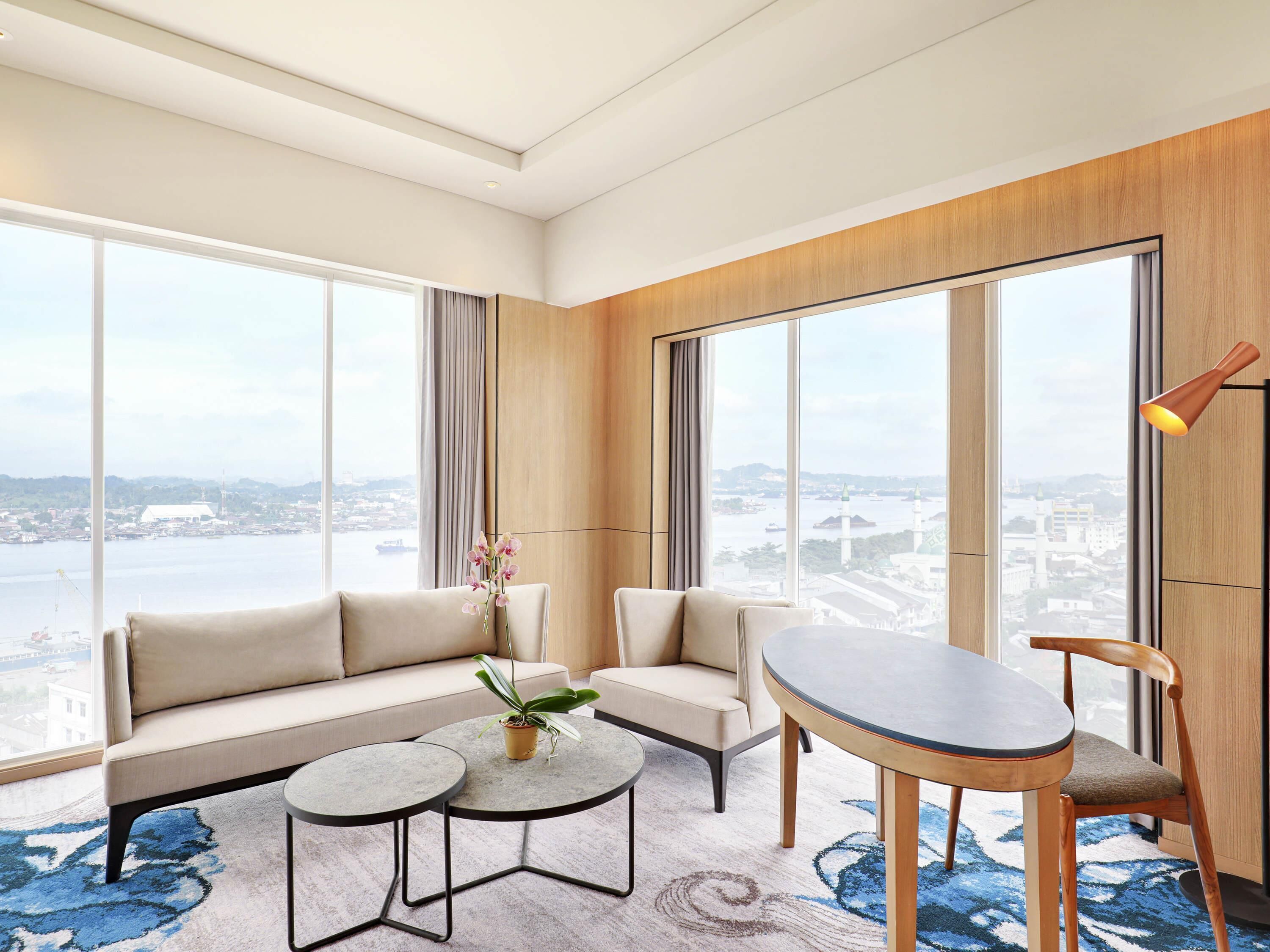 デラックス スイート キングベッド 1 台 リバービュー | セーフティボックス (室内)、デスク、ノートパソコン用作業スペース、遮光カーテン