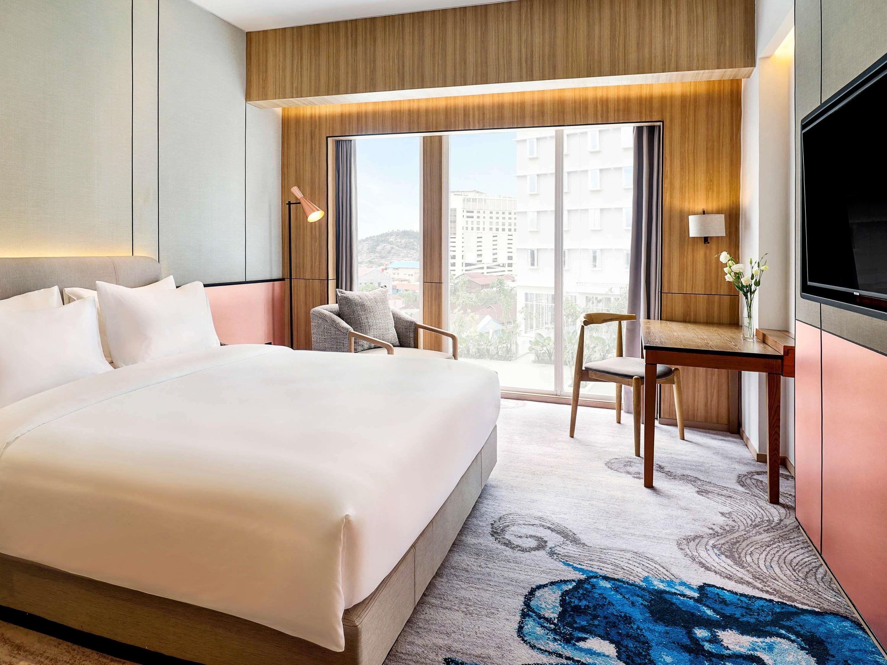 Superior Room, 1 King Bed | In-room safe, desk, laptop workspace, blackout drapes