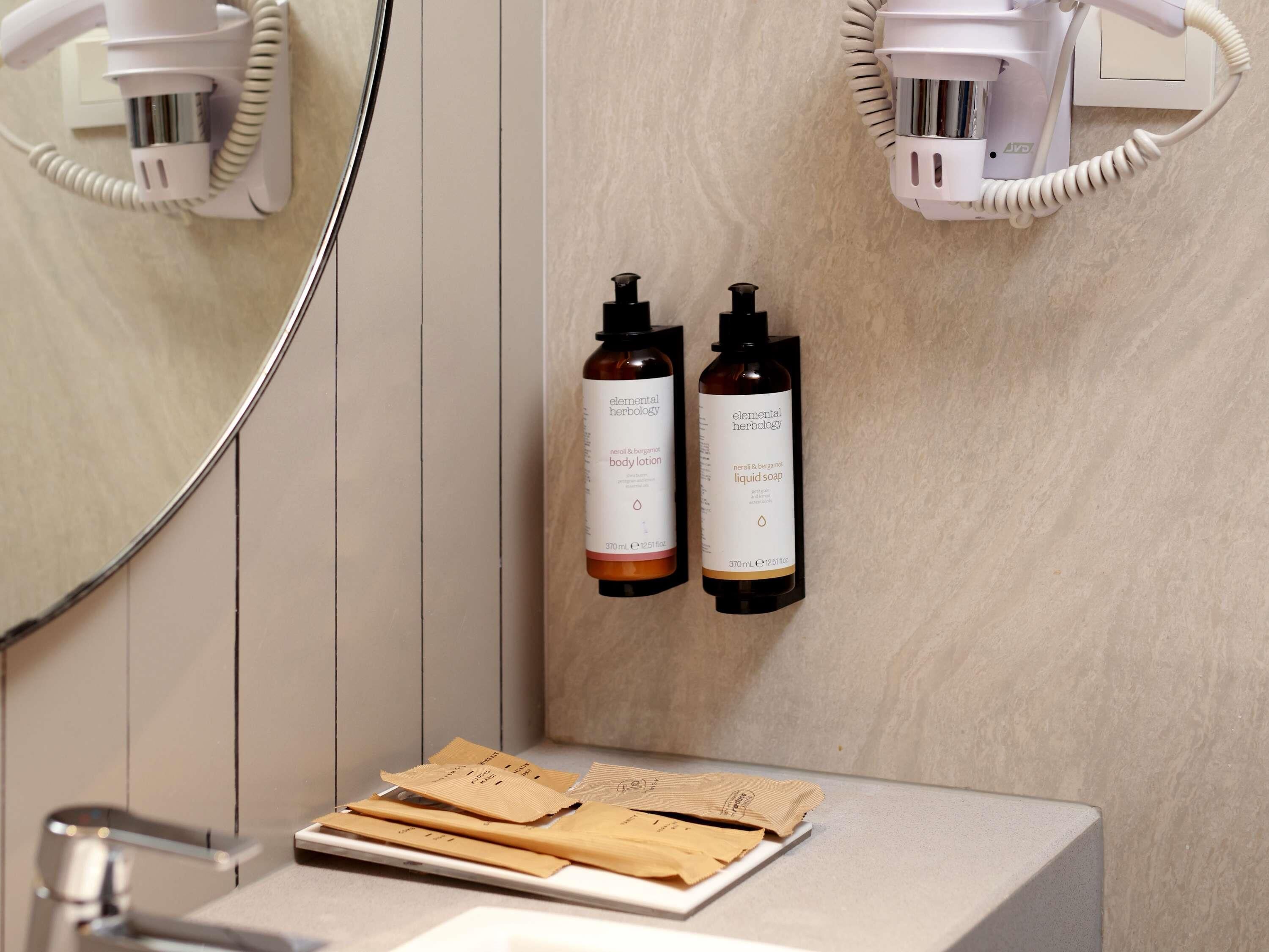 Executive Suite, 1 King Bed | In-room safe, desk, laptop workspace, blackout drapes