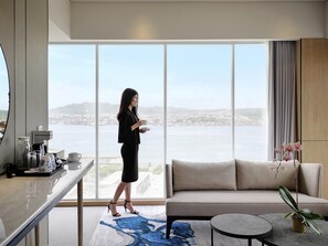 豪華套房, 1 張特大雙人床, 河景 | 客房內保險箱、書桌、筆電工作空間、遮光布/窗簾