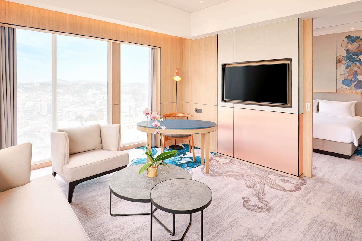 Deluxe-Suite, 1 King-Bett, Flussblick | Zimmersafe, Schreibtisch, laptopgeeigneter Arbeitsplatz