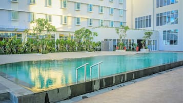 室外游泳池,提供日光浴躺椅