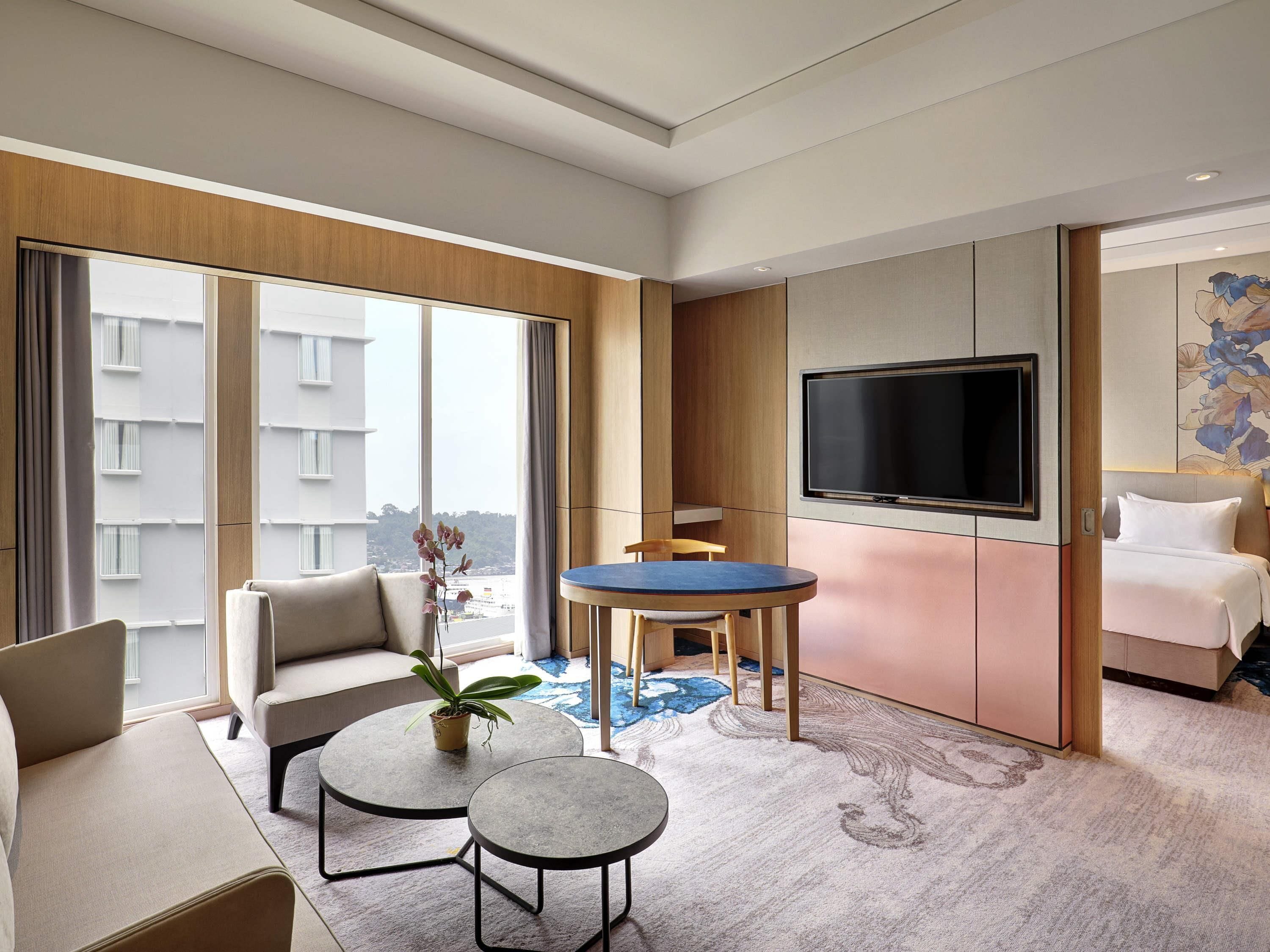 デラックス スイート キングベッド 1 台 | セーフティボックス (室内)、デスク、ノートパソコン用作業スペース、遮光カーテン