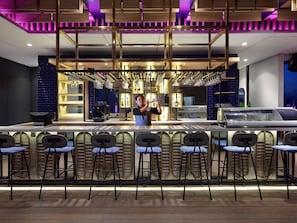 2 restaurantes, se sirven desayunos, comidas y cocina internacional