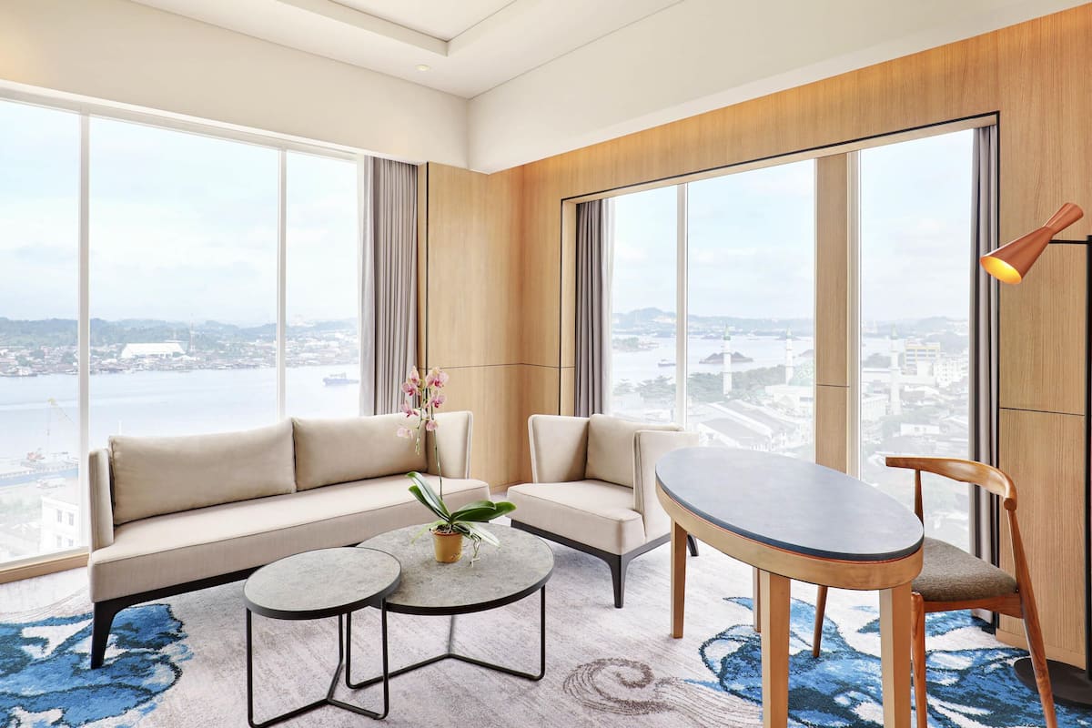Deluxe Suite, 1 King Bed, River View | In-room safe, desk, laptop workspace, blackout curtains