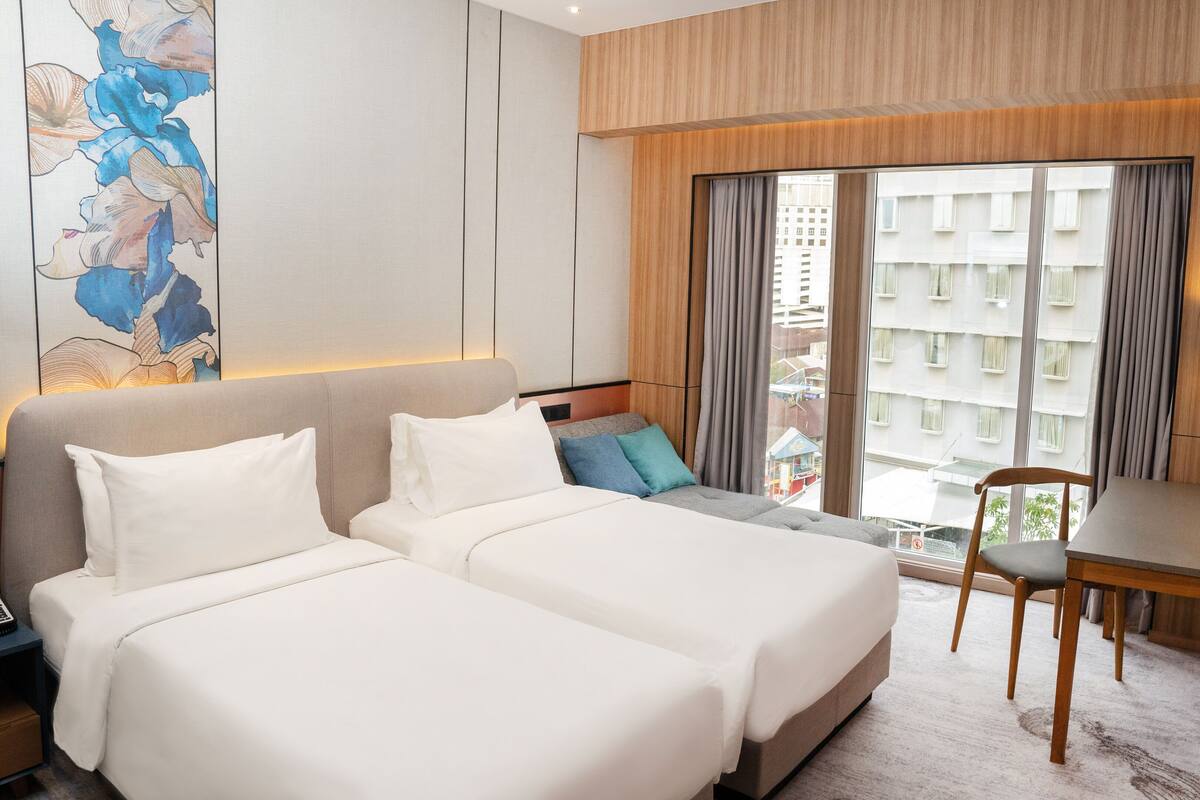 Kamar Superior, 2 Tempat Tidur Twin, pemandangan sungai | Brankas, meja kerja, ruang kerja ramah laptop, dan tirai kedap cahaya