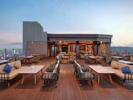 2 restaurants, breakfast, lunch, dinner served; international cuisine