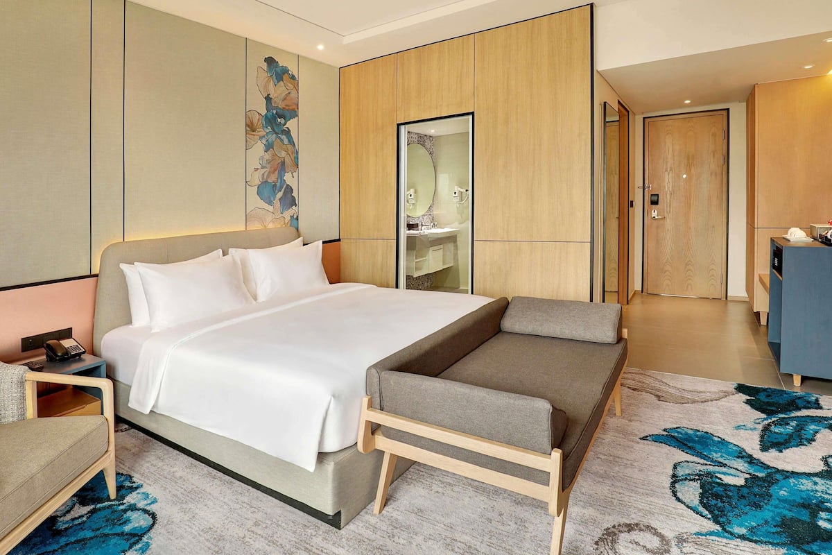 Deluxe Room, 1 King Bed | In-room safe, desk, laptop workspace, blackout drapes