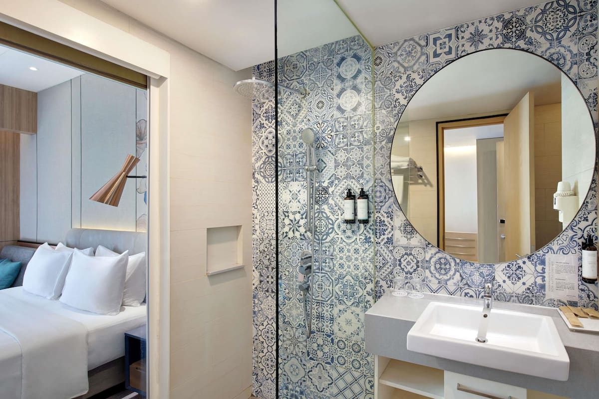 Quarto superior, 1 cama King | Cofres nos quartos, escrivaninha, espaço de trabalho para notebook