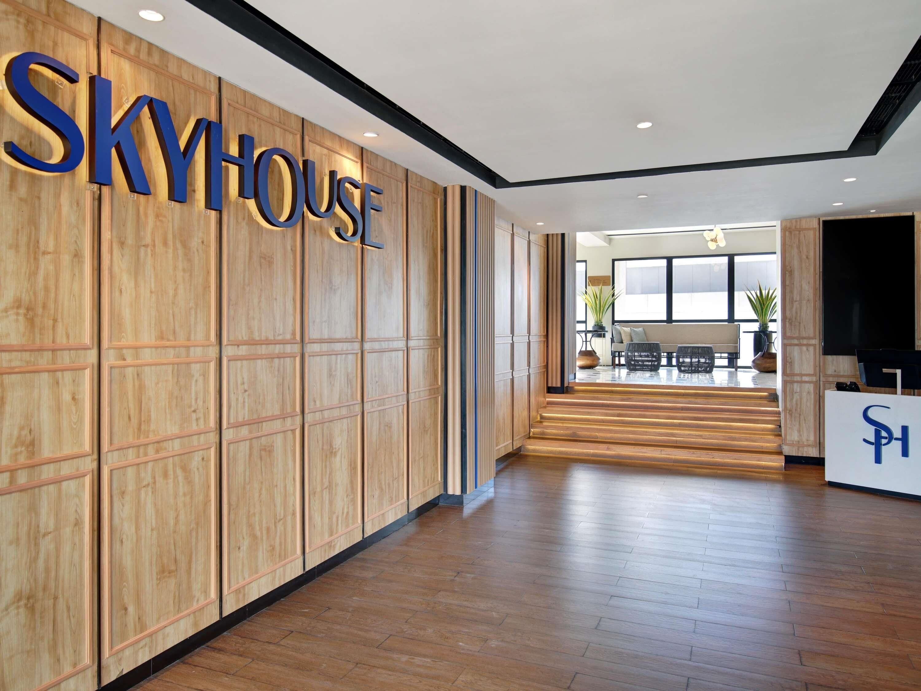 2 か所のレストラン、朝食、ランチ、ディナーに営業 (多国籍料理)