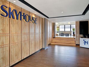 2 restaurants, breakfast, lunch, dinner served; international cuisine