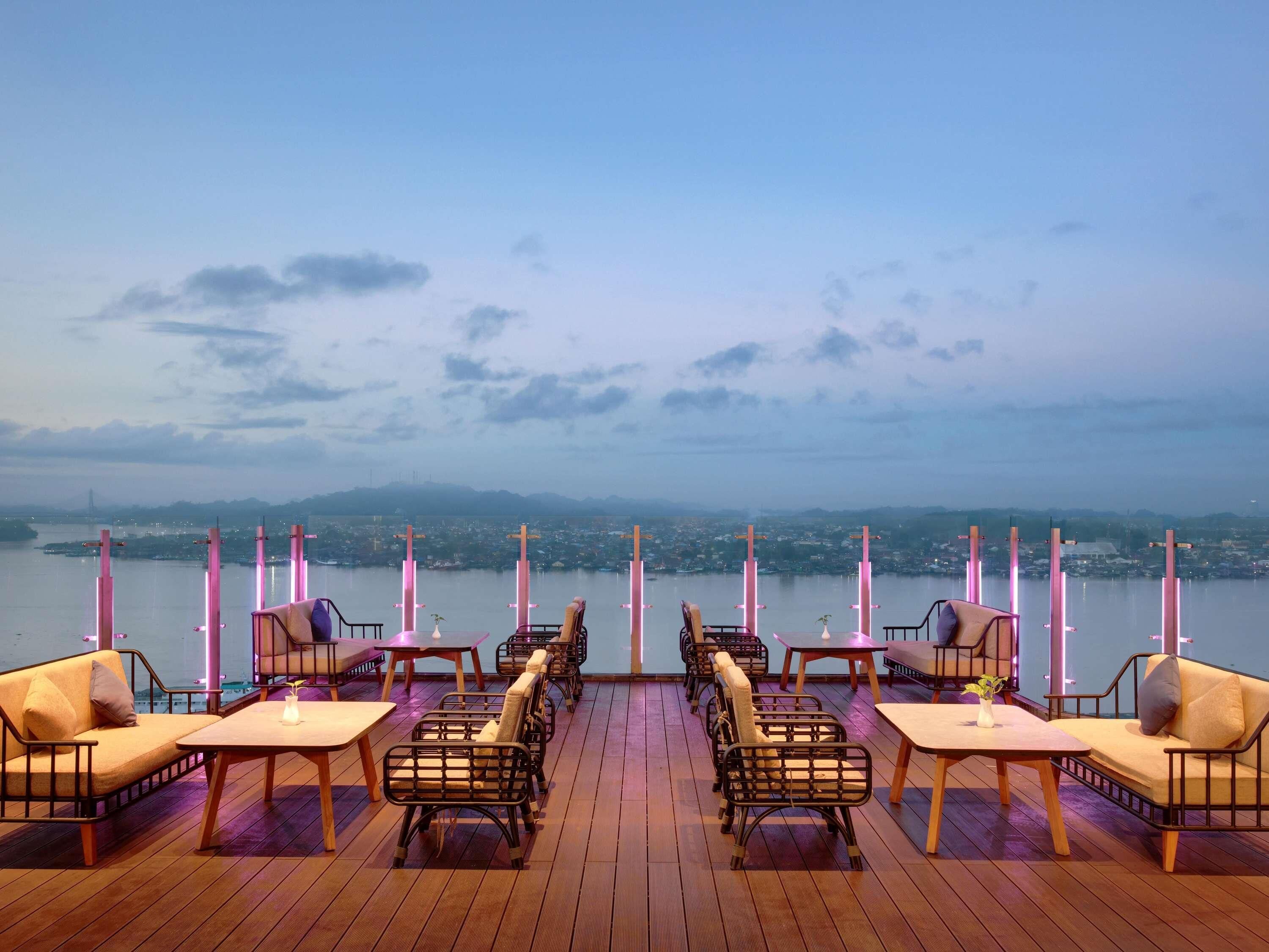 2 restaurantes; se sirven desayunos, almuerzos y cocina internacional 