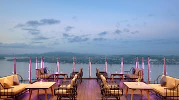 2 nhà hàng, phục vụ bữa sáng, bữa trưa, món ăn mang phong cách quốc tế