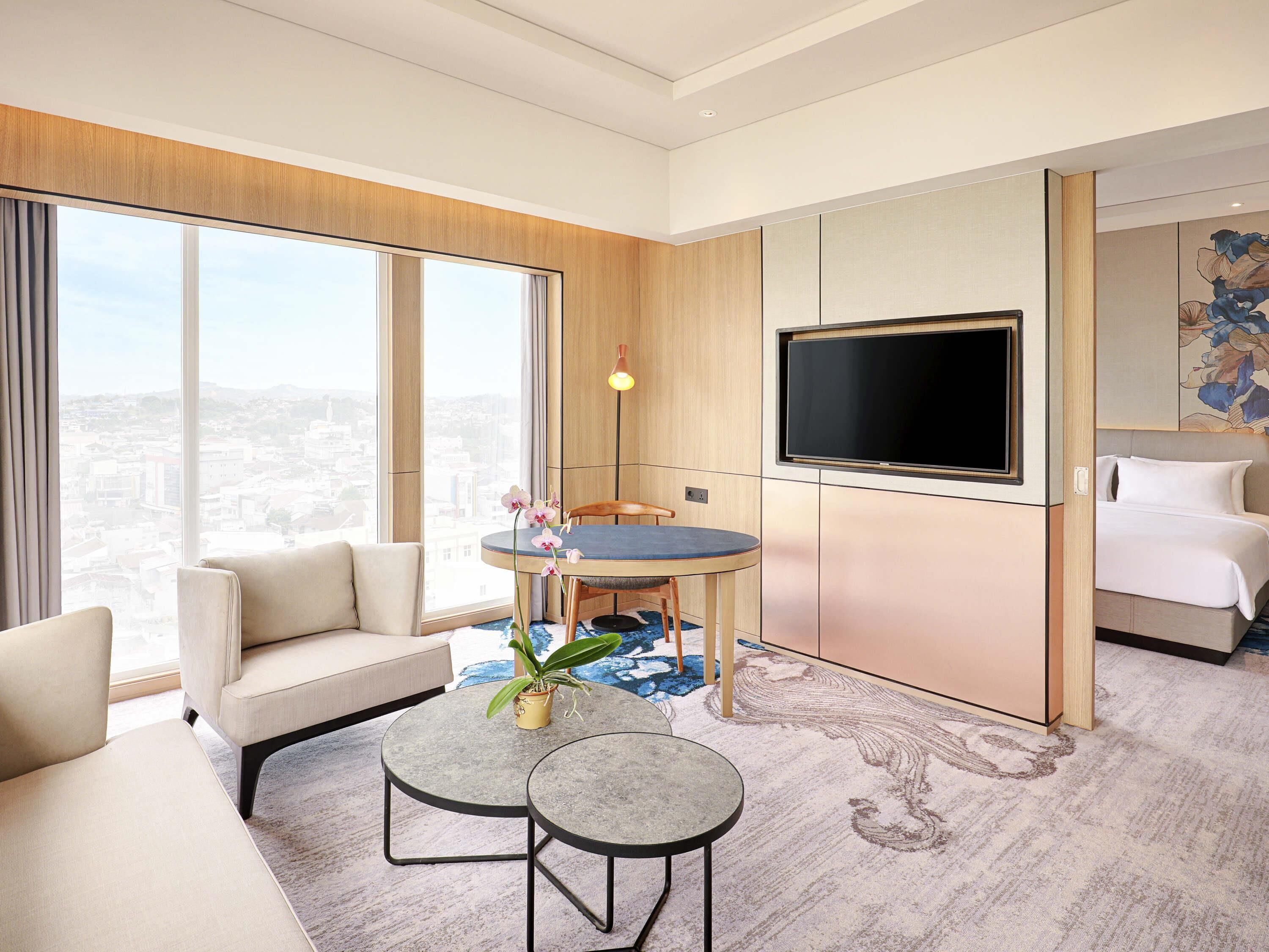 Deluxe Suite, 1 King Bed, River View | In-room safe, desk, laptop workspace, blackout drapes