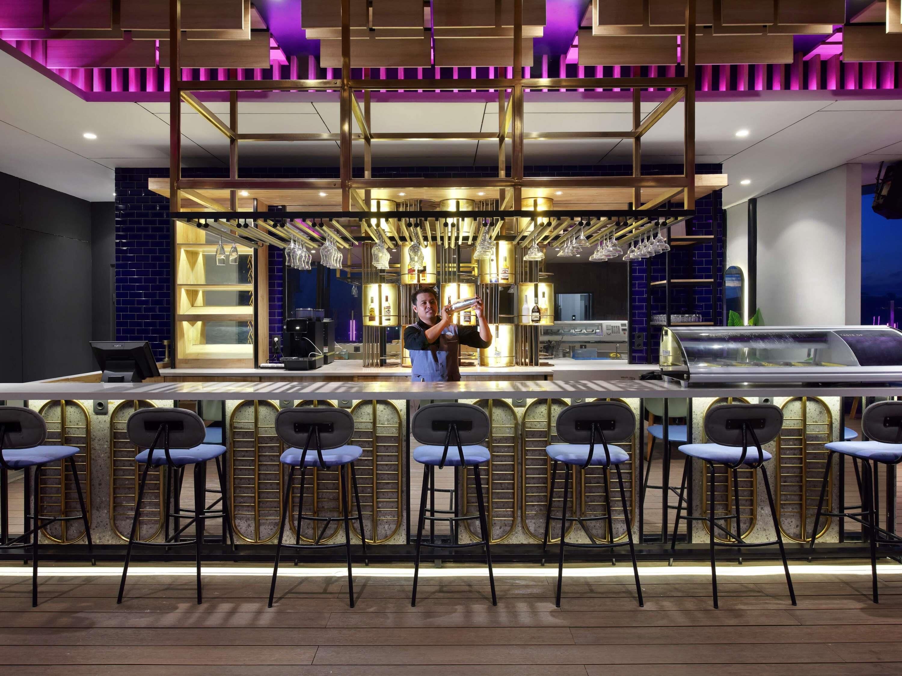 2 restaurantes; se sirven desayunos, almuerzos y cocina internacional 