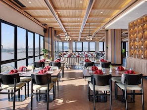 2 restaurants; breakfast, lunch, dinner, and brunch served - Mercure Samarinda (Samarinda)