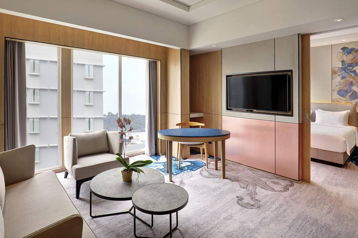 Deluxe Suite, 1 King Bed | In-room safe, desk, laptop workspace, blackout curtains