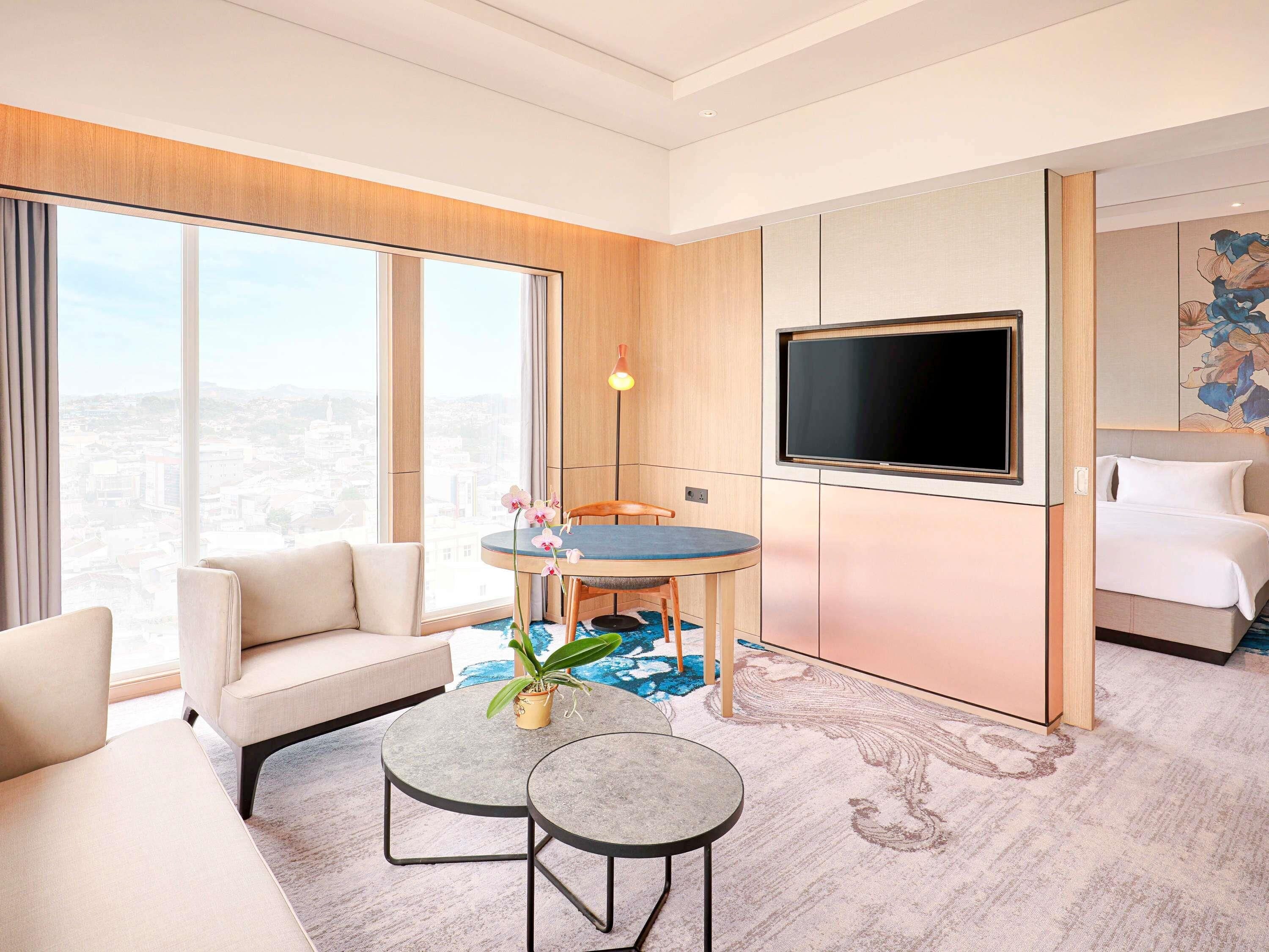 Deluxe Suite, 1 King Bed, River View | In-room safe, desk, laptop workspace, blackout drapes
