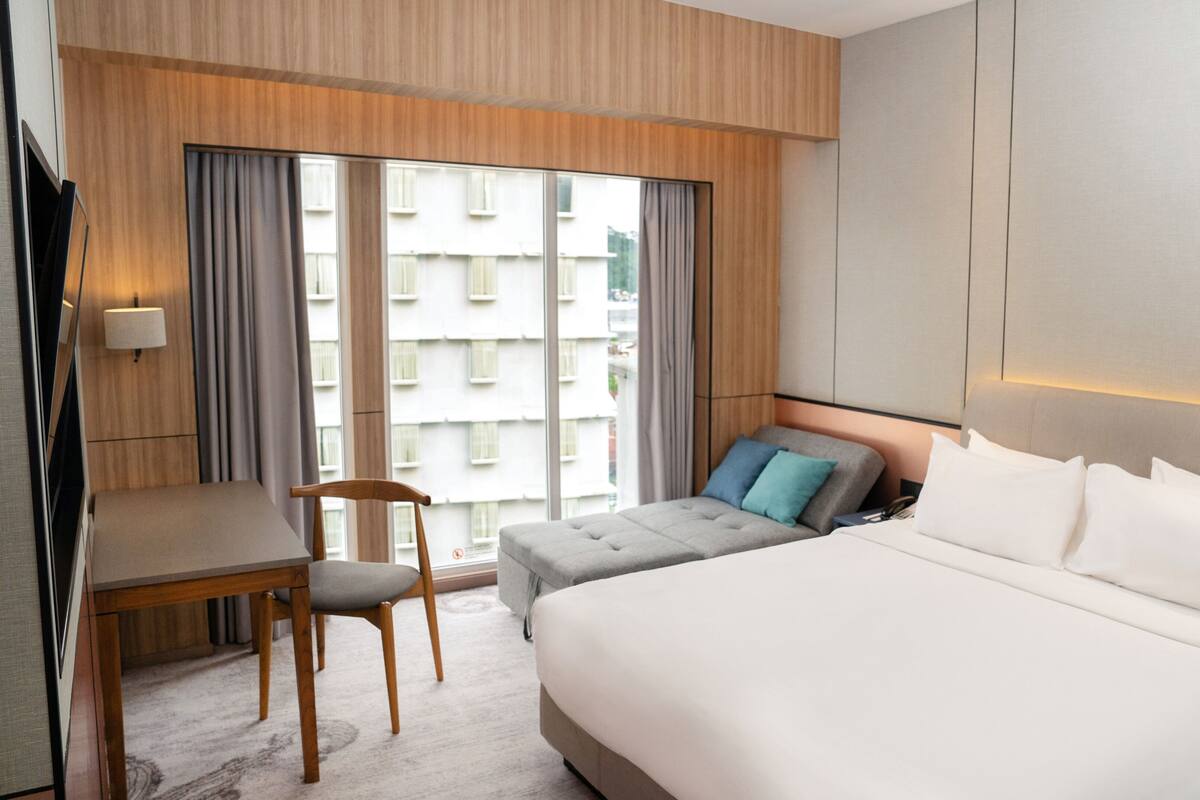 Kamar Superior, 1 Tempat Tidur King, pemandangan sungai | Brankas, meja kerja, ruang kerja ramah laptop, dan tirai kedap cahaya