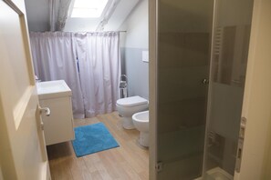 A bathroom with a shower, toilet, and sink. - Piazza dei Tribunali (Bologna)