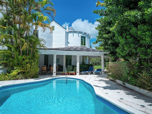 Expansive views of the south coast shopping and entertainment all within 10 min walk.