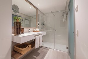 Junior Suite, Annex Building | Bathroom | Designer toiletries, hair dryer, bathrobes, slippers