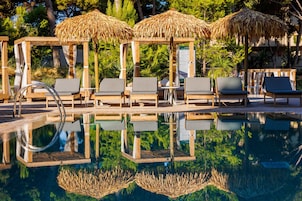 Una piscina cubierta, 2 piscinas al aire libre, sombrillas, tumbonas