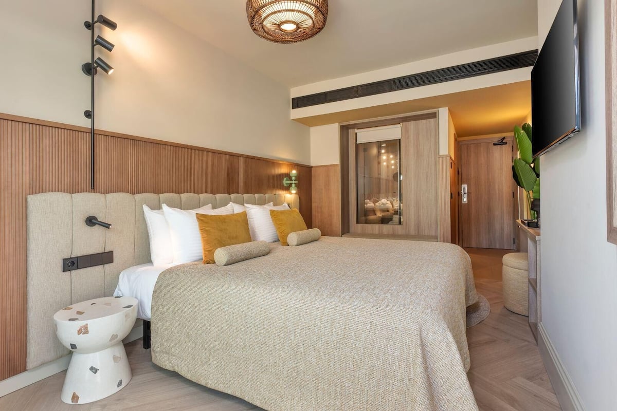 1 bedroom, premium bedding, down comforters, memory foam beds