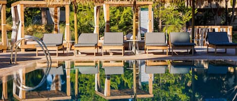 Una piscina techada, 2 piscinas al aire libre, sombrillas