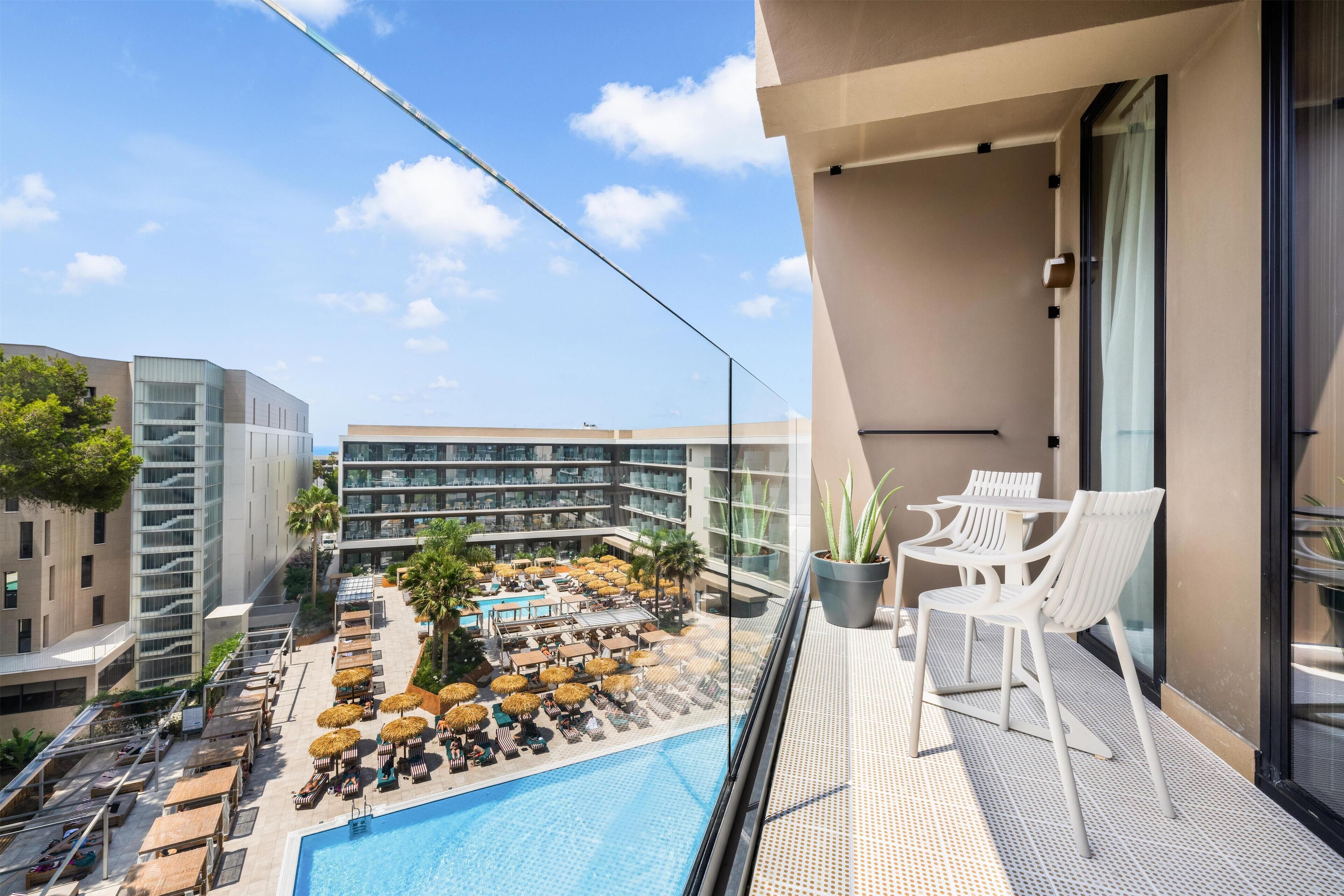 高档床上用品、羽绒被、记忆海绵床垫、迷你吧